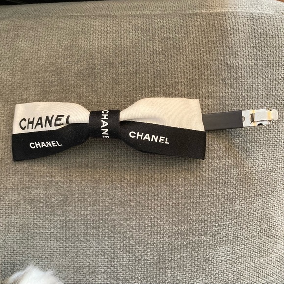 Authentic Chanel Gift Wrapping Ribbon on Barrette - Picture 12 of 16